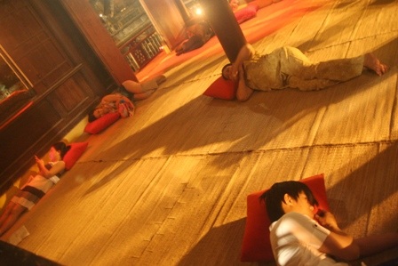 Phiêu diêu qua miền tình ái với “Chiếc Gối Đỏ”