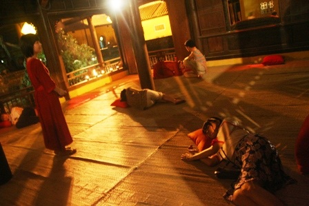 Phiêu diêu qua miền tình ái với “Chiếc Gối Đỏ”