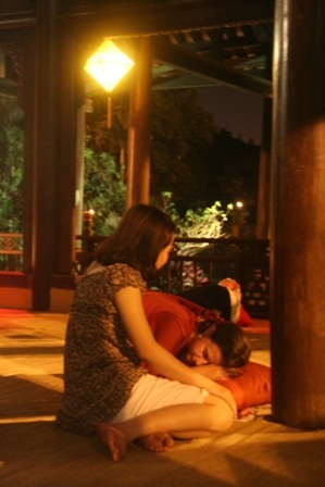 Phiêu diêu qua miền tình ái với “Chiếc Gối Đỏ”