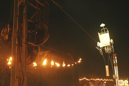 Xem nghệ sĩ xích lô làm xiếc trên lửa