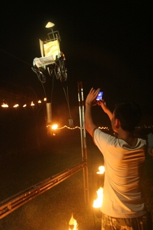 Xem nghệ sĩ xích lô làm xiếc trên lửa