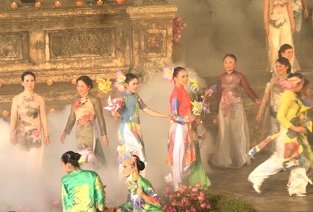 Ấn tượng lạ trong đêm Lễ hội Áo dài Huế
