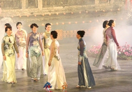 Ấn tượng lạ trong đêm Lễ hội Áo dài Huế