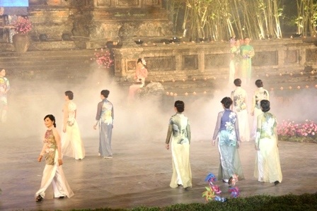 Ấn tượng lạ trong đêm Lễ hội Áo dài Huế