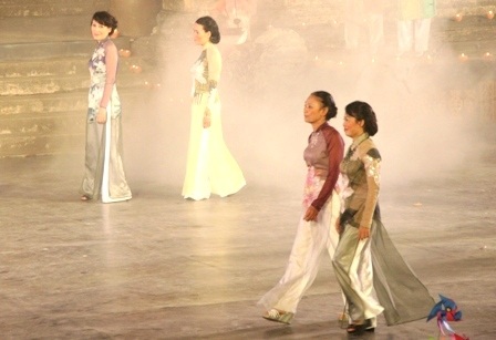 Ấn tượng lạ trong đêm Lễ hội Áo dài Huế