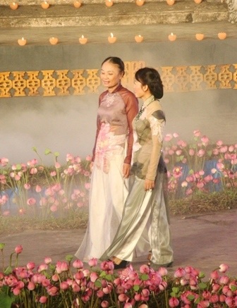 Ấn tượng lạ trong đêm Lễ hội Áo dài Huế