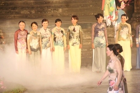 Ấn tượng lạ trong đêm Lễ hội Áo dài Huế