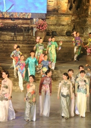 Ấn tượng lạ trong đêm Lễ hội Áo dài Huế