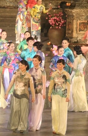 Ấn tượng lạ trong đêm Lễ hội Áo dài Huế