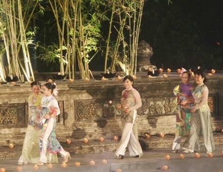 Ấn tượng lạ trong đêm Lễ hội Áo dài Huế