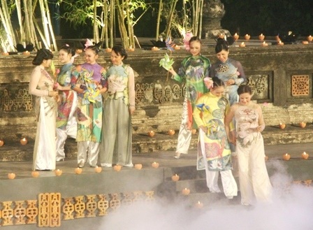 Ấn tượng lạ trong đêm Lễ hội Áo dài Huế