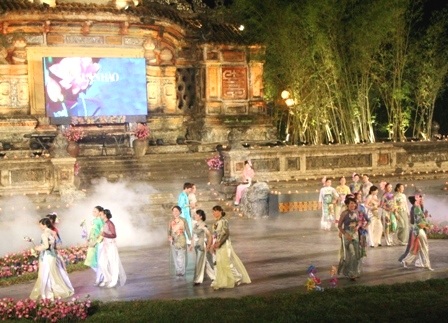 Ấn tượng lạ trong đêm Lễ hội Áo dài Huế