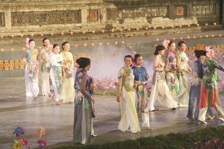 Ấn tượng lạ trong đêm Lễ hội Áo dài Huế