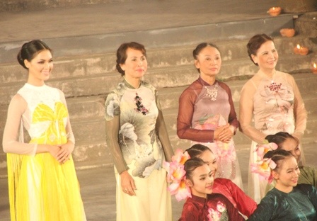 Ấn tượng lạ trong đêm Lễ hội Áo dài Huế