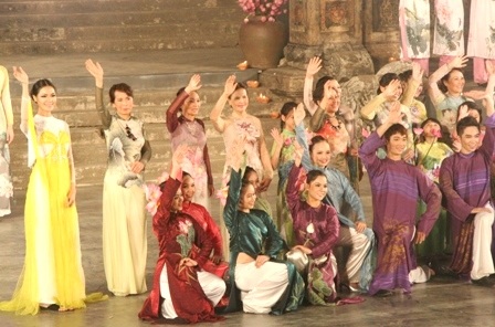 Ấn tượng lạ trong đêm Lễ hội Áo dài Huế