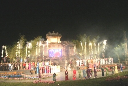 Ấn tượng lạ trong đêm Lễ hội Áo dài Huế