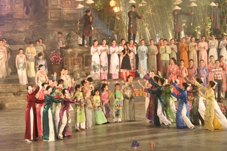 Ấn tượng lạ trong đêm Lễ hội Áo dài Huế