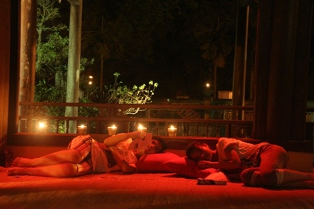 Phiêu diêu qua miền tình ái với “Chiếc Gối Đỏ”