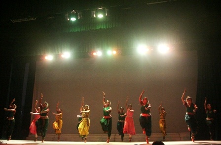 Vũ công Ấn Độ nhảy quyến rũ và mê hoặc 