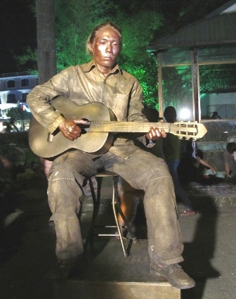 Xuất hiện "Nữ Thần Tự Do" tại Huế - 8 Xuất hiện Nữ Thần Tự Do tại Huế