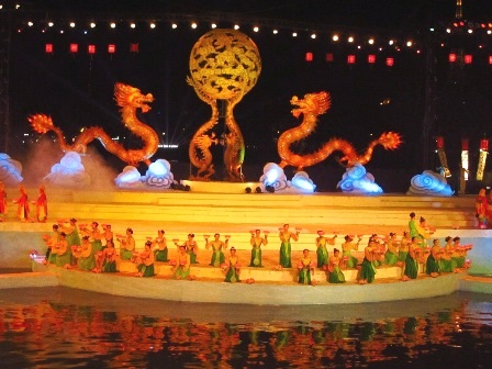 Nghệ sĩ hội tụ trong đêm “Thiên hạ thái bình” trên sông nước - 1 Nghệ sĩ hội tụ trong đêm “Thiên hạ thái bình” trên sông nước