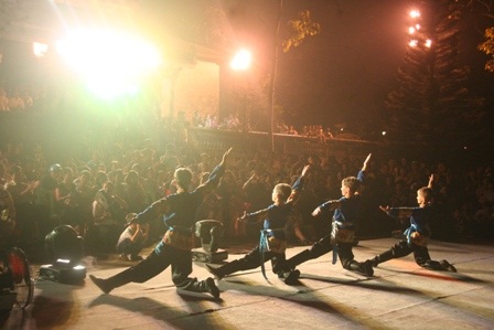 Các “nhóc tì” Nga nhảy múa dễ thương trong đêm diễn cuối Festival Huế 