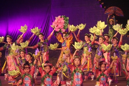 Đêm chia tay 5 châu với Huế mộng mơ