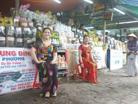 Thấp thoáng áo dài Huế giữa chợ Đông Ba