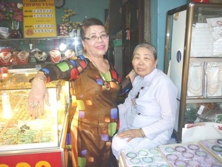 Thấp thoáng áo dài Huế giữa chợ Đông Ba