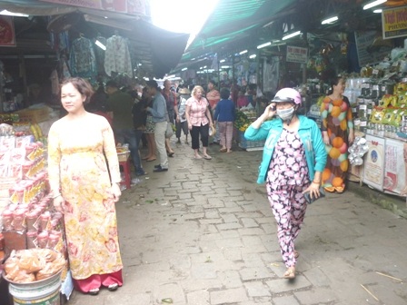 Thấp thoáng áo dài Huế giữa chợ Đông Ba