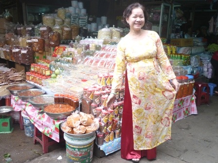 Thấp thoáng áo dài Huế giữa chợ Đông Ba