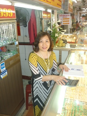 Thấp thoáng áo dài Huế giữa chợ Đông Ba