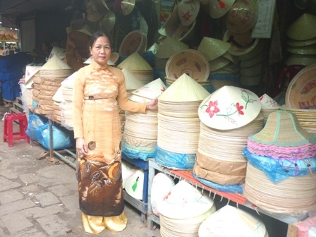 Thấp thoáng áo dài Huế giữa chợ Đông Ba