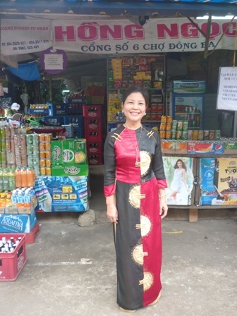 Thấp thoáng áo dài Huế giữa chợ Đông Ba