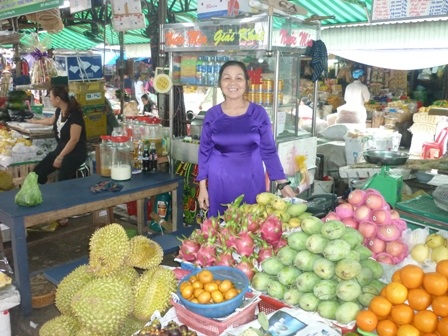 Thấp thoáng áo dài Huế giữa chợ Đông Ba