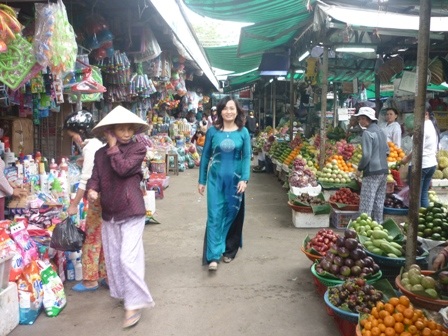 Thấp thoáng áo dài Huế giữa chợ Đông Ba