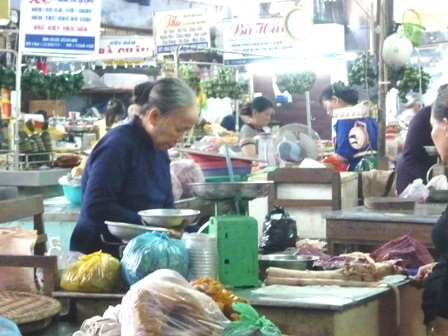 Thấp thoáng áo dài Huế giữa chợ Đông Ba