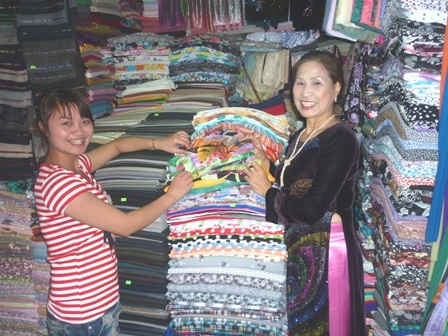 Thấp thoáng áo dài Huế giữa chợ Đông Ba