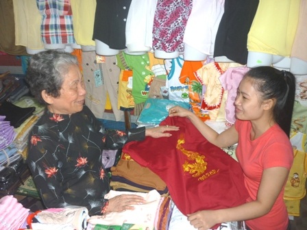 Thấp thoáng áo dài Huế giữa chợ Đông Ba