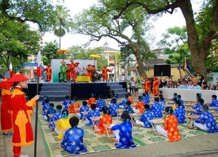 Xem đoàn rước Trạng nguyên nhí trên phố phường