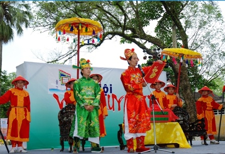 Xem đoàn rước Trạng nguyên nhí trên phố phường