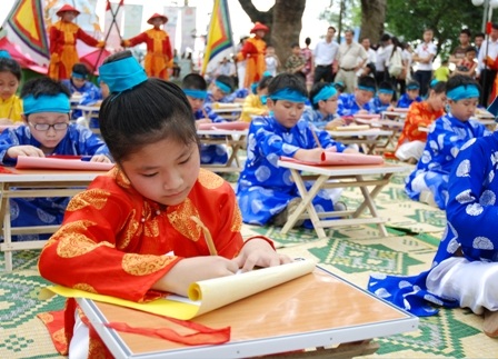 Xem đoàn rước Trạng nguyên nhí trên phố phường