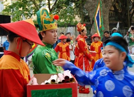 Xem đoàn rước Trạng nguyên nhí trên phố phường