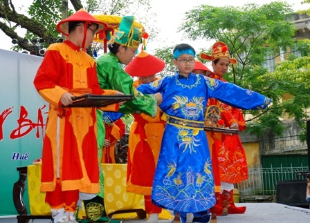 Xem đoàn rước Trạng nguyên nhí trên phố phường