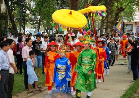 Xem đoàn rước Trạng nguyên nhí trên phố phường