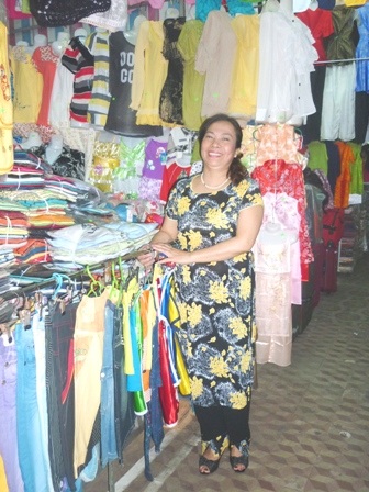 Thấp thoáng áo dài Huế giữa chợ Đông Ba