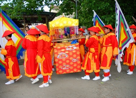 Xem đoàn rước Trạng nguyên nhí trên phố phường