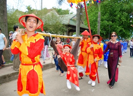 Xem đoàn rước Trạng nguyên nhí trên phố phường