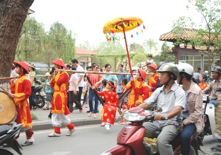 Xem đoàn rước Trạng nguyên nhí trên phố phường