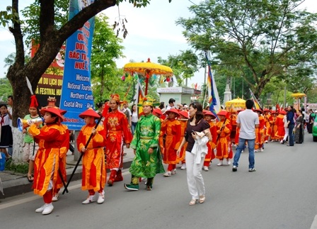 Xem đoàn rước Trạng nguyên nhí trên phố phường
